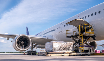 Avion cargo en transport aérien chargeant des marchandises à l’aéroport pour une livraison internationale rapide