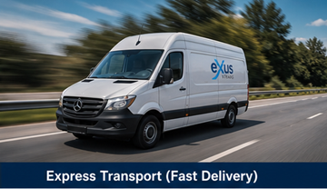 Fourgon de livraison express roulant sur une autoroute européenne, représentant un service de transport urgent