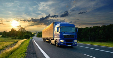 Transport routier en Europe avec camions de fret et véhicules utilitaires sur autoroute, opérations logistiques