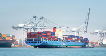 Transport maritime par porte-conteneurs avec conteneurs au port, logistique maritime