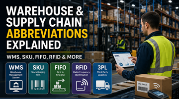Opérations logistiques d’un entrepôt moderne avec systèmes de gestion des stocks, chariots élévateurs, lecture de codes-barres et technologies de supply chain