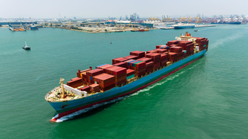Transport maritime utilisé pour des envois en vrac et de grande taille avec des porte-conteneurs